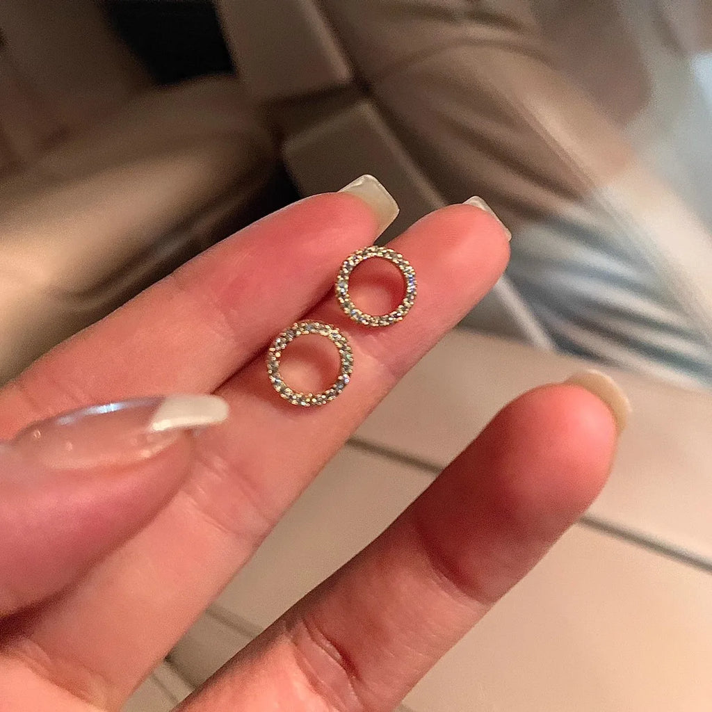 New simple round earrings with super flashy elegant and light luxury design, classic and versatile.