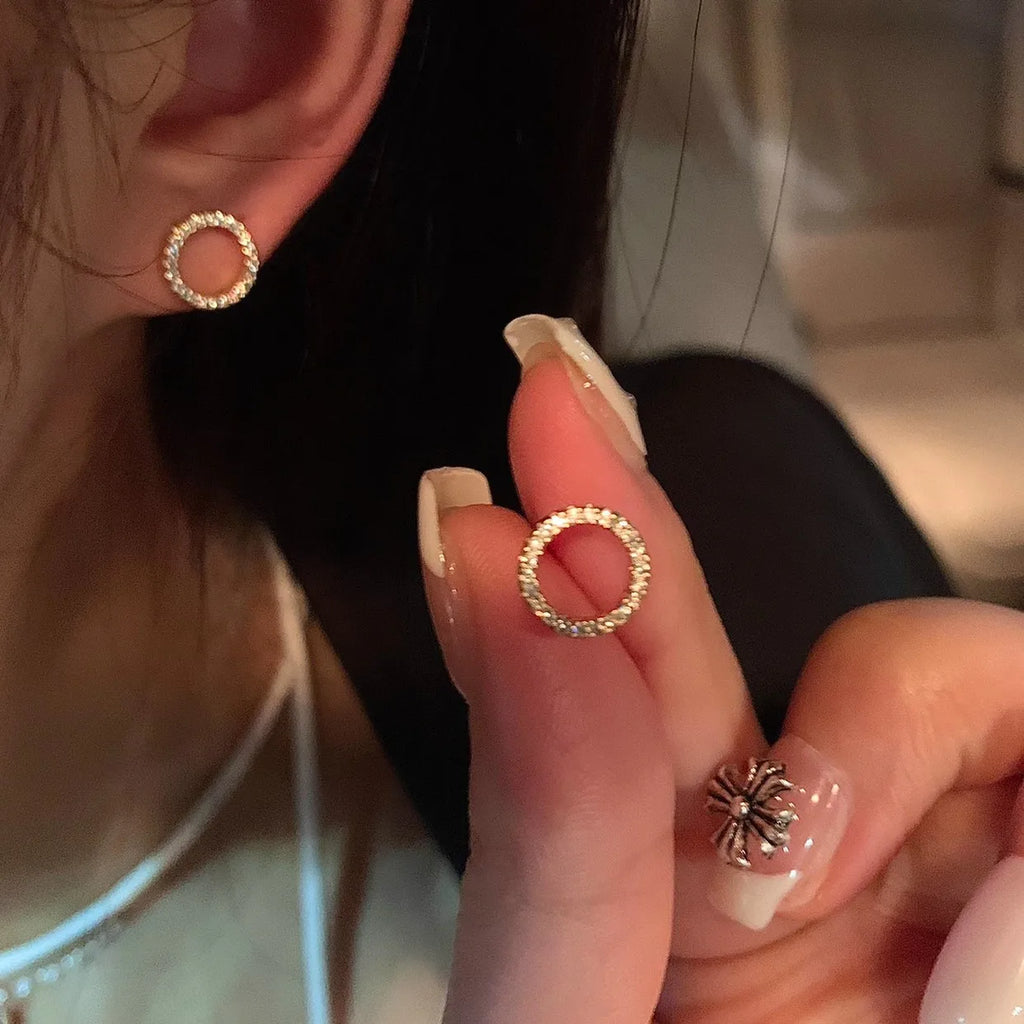 New simple round earrings with super flashy elegant and light luxury design, classic and versatile.
