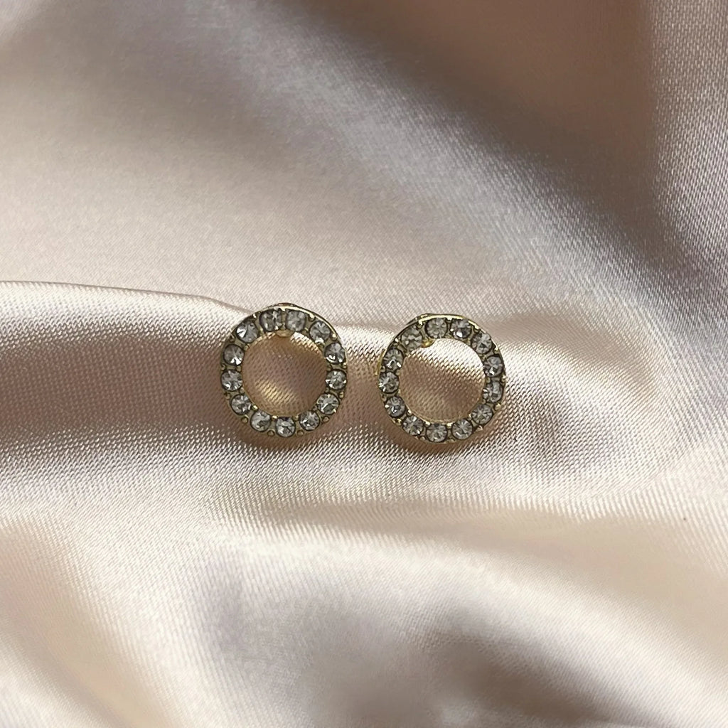 New simple round earrings with super flashy elegant and light luxury design, classic and versatile.