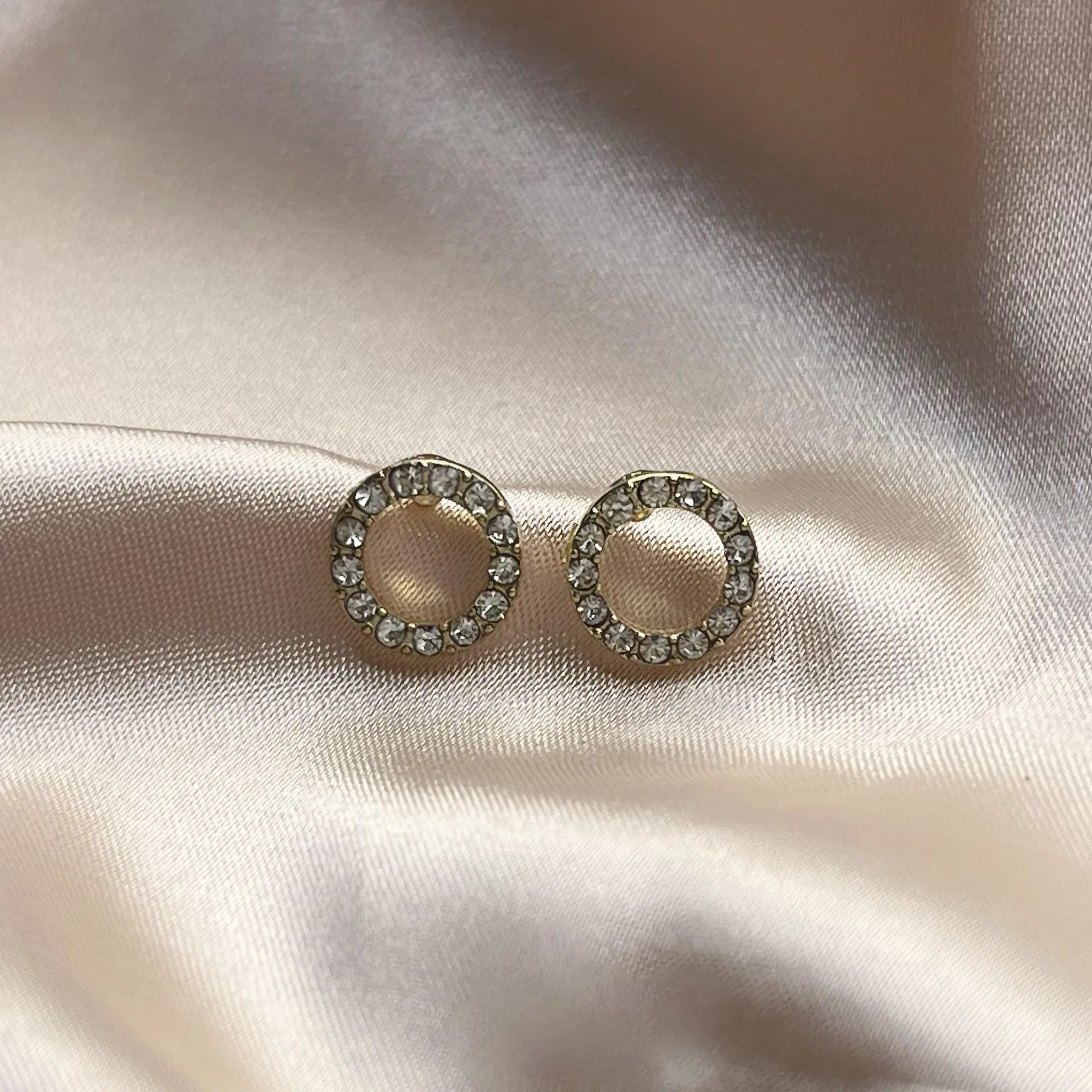 New simple round earrings with super flashy elegant and light luxury design, classic and versatile.
