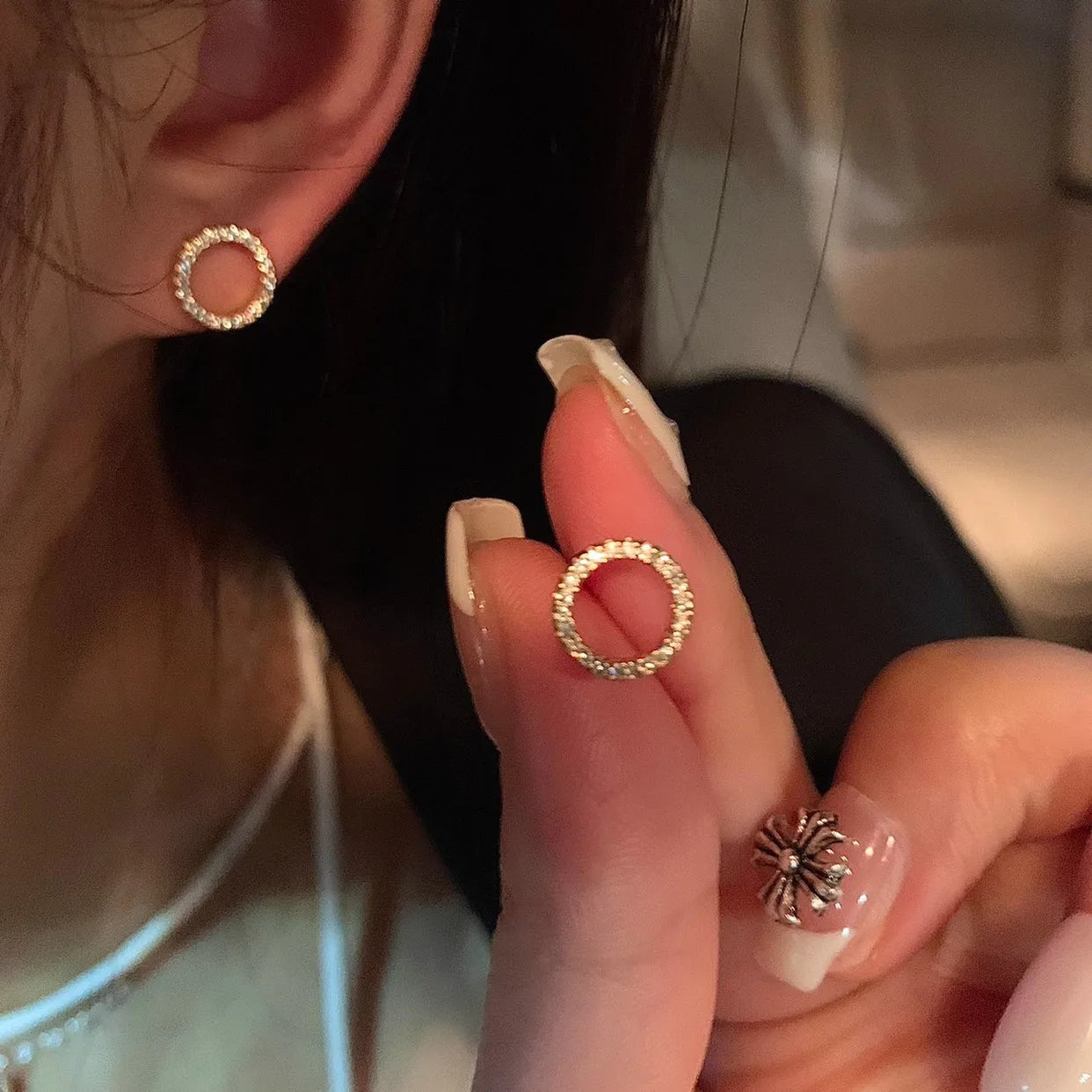 New simple round earrings with super flashy elegant and light luxury design, classic and versatile.